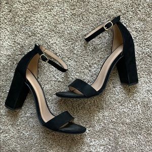 🎈 DONATED 🎈 classic black heel